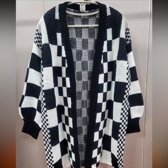 ⬇️Black and White Checkered Cardigan Sweater - Picture 6 of 7